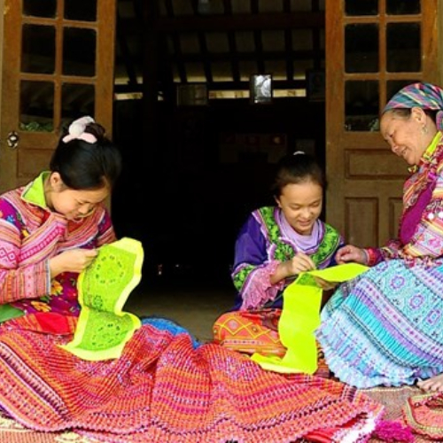 Làng Thêu Trang Phục Mông